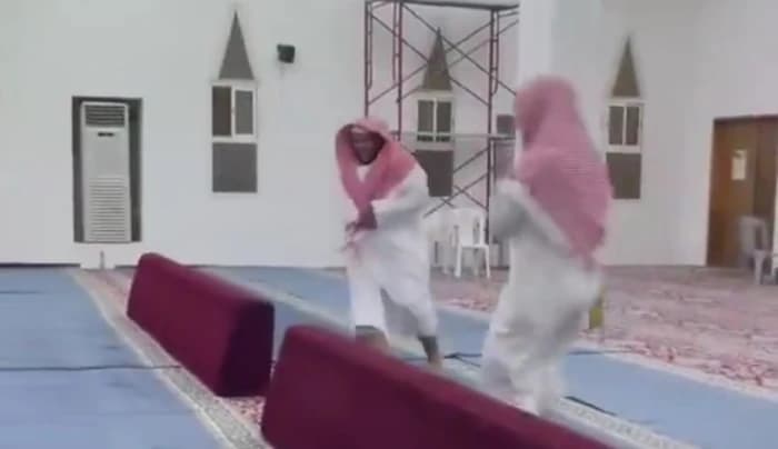 بالفيديو.. مؤذنان يتسابقان داخل مسجد لرفع الآذان