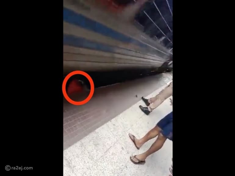 بالفيديو : رجل ينجو من الموت بعد مرور قطار فوقه