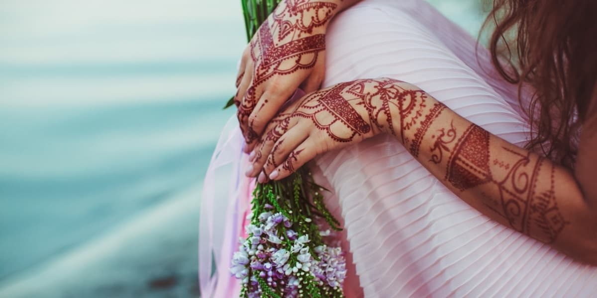 تفسير حلم الحناء على يدي شخص آخر