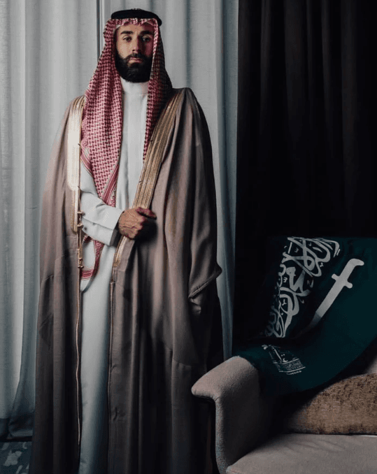 انظر كيف نعيش.. صورة لبنزيمة بالشماغ تحصد الملايين