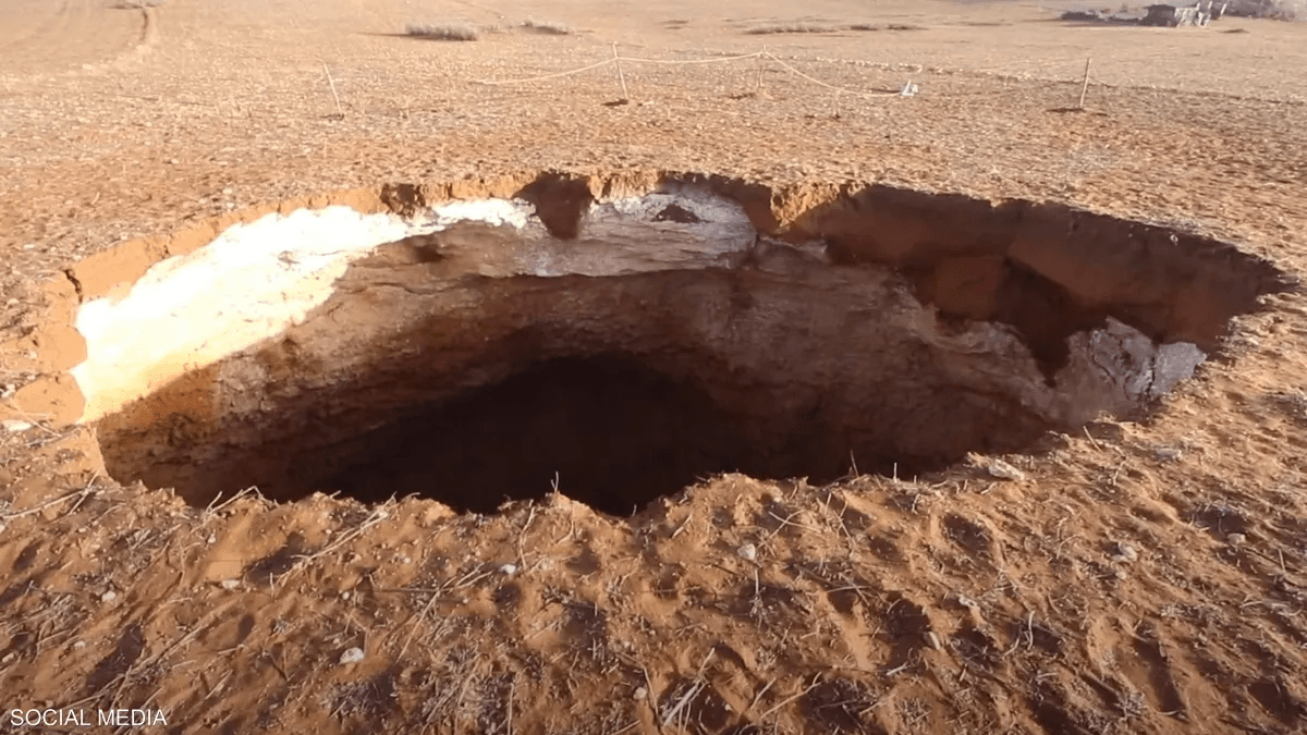 ظهور حفرة بعمق 60 مترا في المغرب تثير الرعب