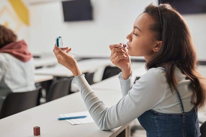 8 مستحضرات تجميل.. لا غنى عنها في حقيبة الطالبة الجامعية