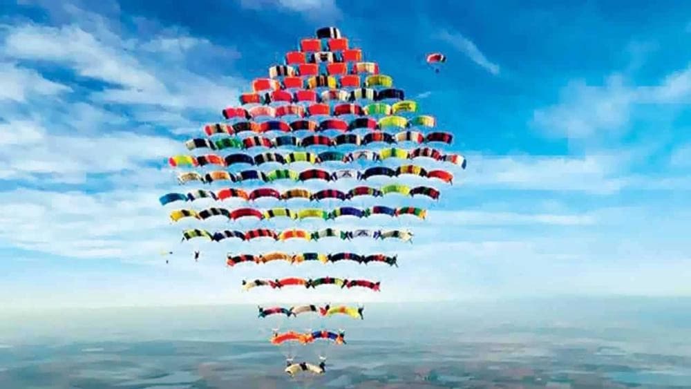 104 قافزين بالمظلات من 20 دولة يحققون رقماً عالمياً