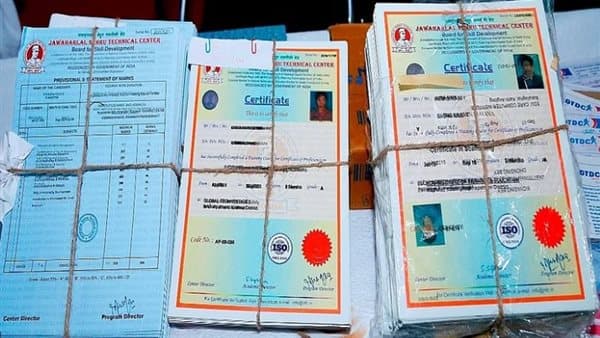 الهند.. اكتشاف مليون شهادة مزيفة في أكبر عملية تزوير في العالم