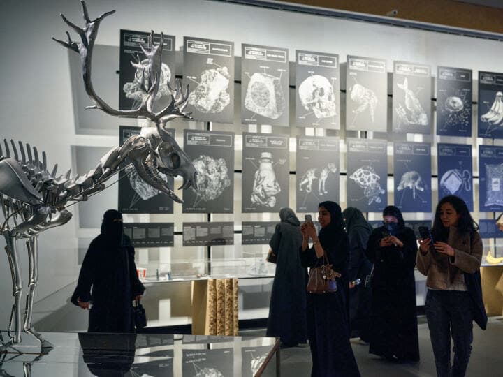 مركز الدرعية لفنون المستقبل يفتتح معرض "من الأرض: من تكنولوجيات أرضية إلى بيولوجيات حاسوبية"