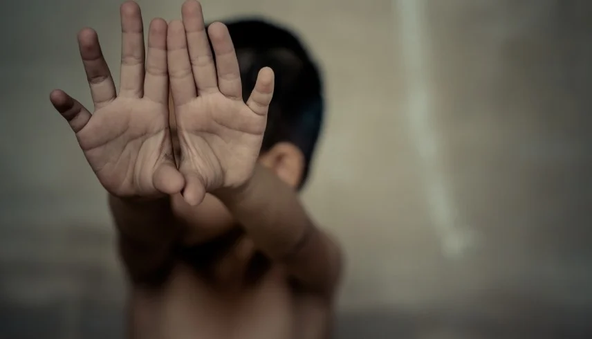 اعتداء على طفل يهز العراق.. والأمن يتدخل خلال ربع ساعة | فيديو