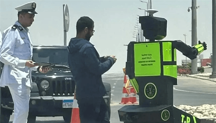 مصر تختبر أول "روبوت مرور" في الشوارع