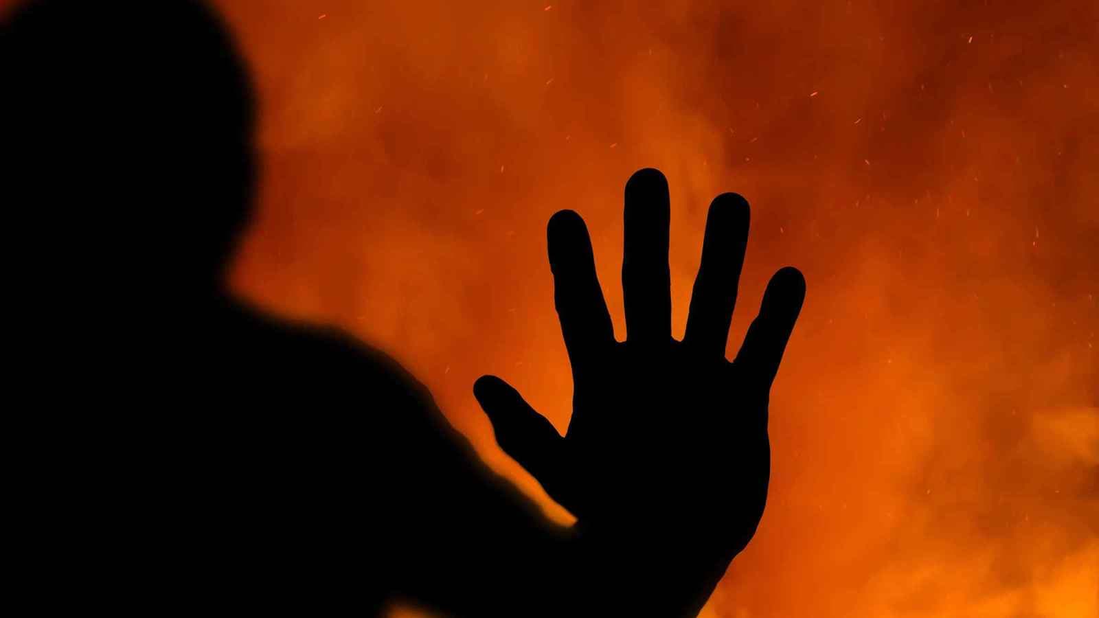 تركيا.. سيدة تحرق شابة علناً في الشارع بسبب الغيرة