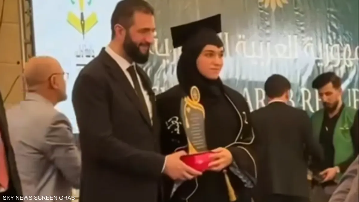 الشرع يحضر حفل تخرج زوجته لطيفة من الجامعة