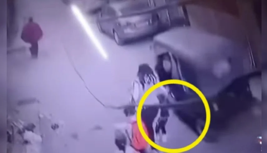 خطف طفل من يد والدته يثير ضجة في مصر | فيديو