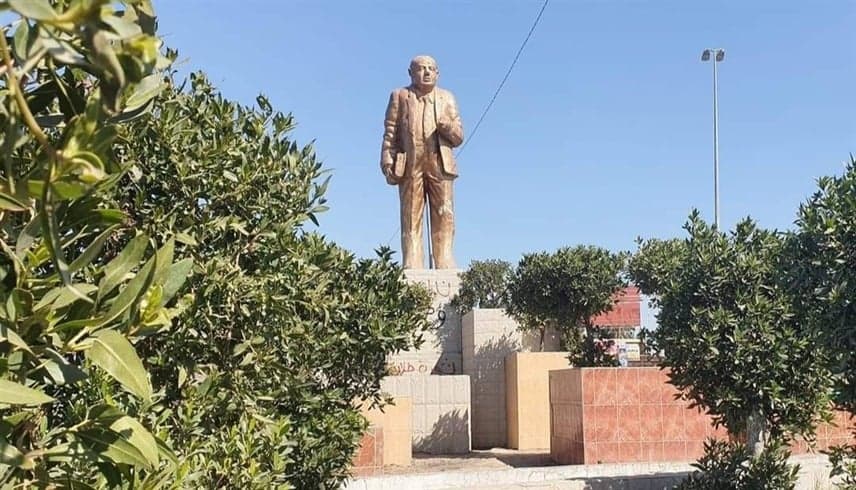 العراق.. جدل واسع بعد إزالة تمثال أحد أبرز أعلام اللغة والأدب