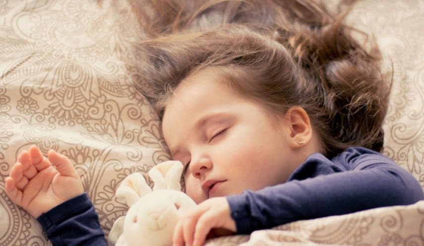 ما تأثير النوم المبكر على صحة الأمعاء والدماغ لدى الأطفال؟