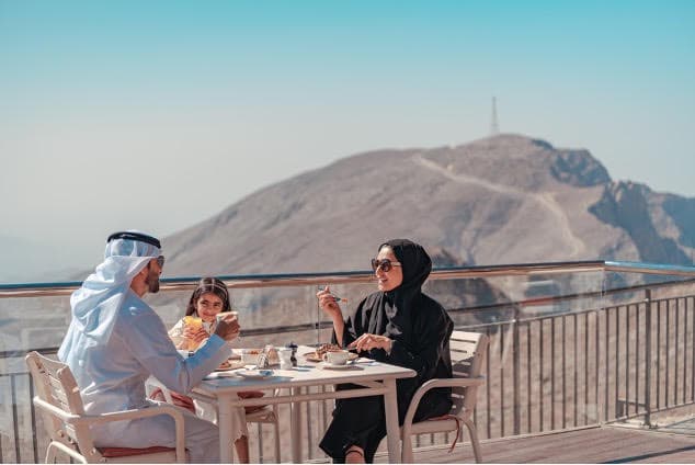 جبل جيس يُقدّم تجارب عائلية جديدة في أعلى قمة بالإمارات العربية المتحدة