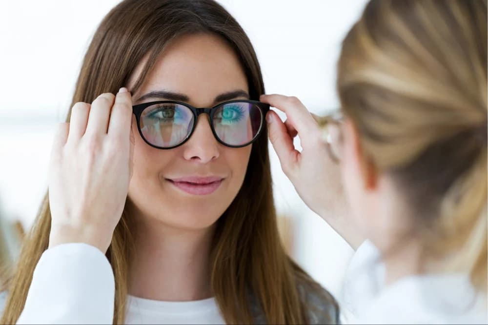 هل ارتداء النظارات باستمرار يضر بصحة العين؟