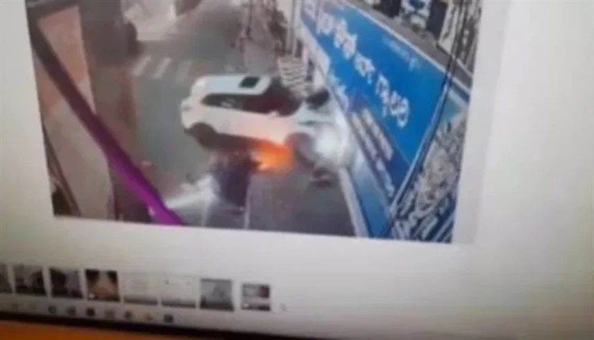 شاب يدهس عاملين بسيارته بسبب علبة سجائر