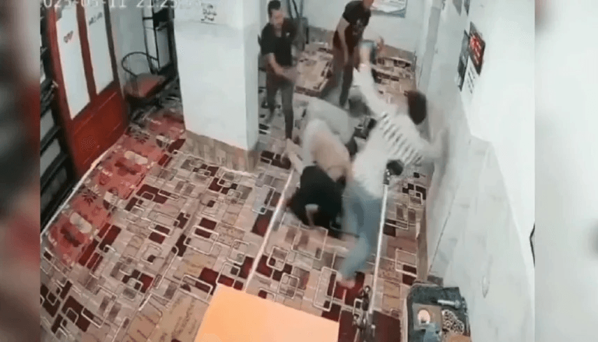 مصر.. مجموعة أشخاص يقتحمون مسجد أثناء الصلاة على اثر مشاجرة | فيديو