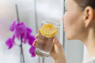 طرق لمساعدة جسمك على التخلص من السموم بعد أسبوع شاق