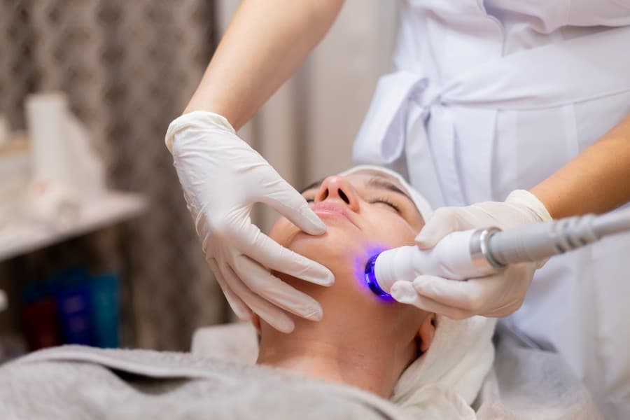 ما هي تقنية السكارليت للبشرة وأهميتها في محاربة علامات الشيخوخة