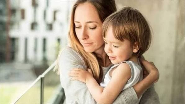 كيف تحوّلين تعلق طفلك الزائد إلى استقلال وثقة بالنفس؟