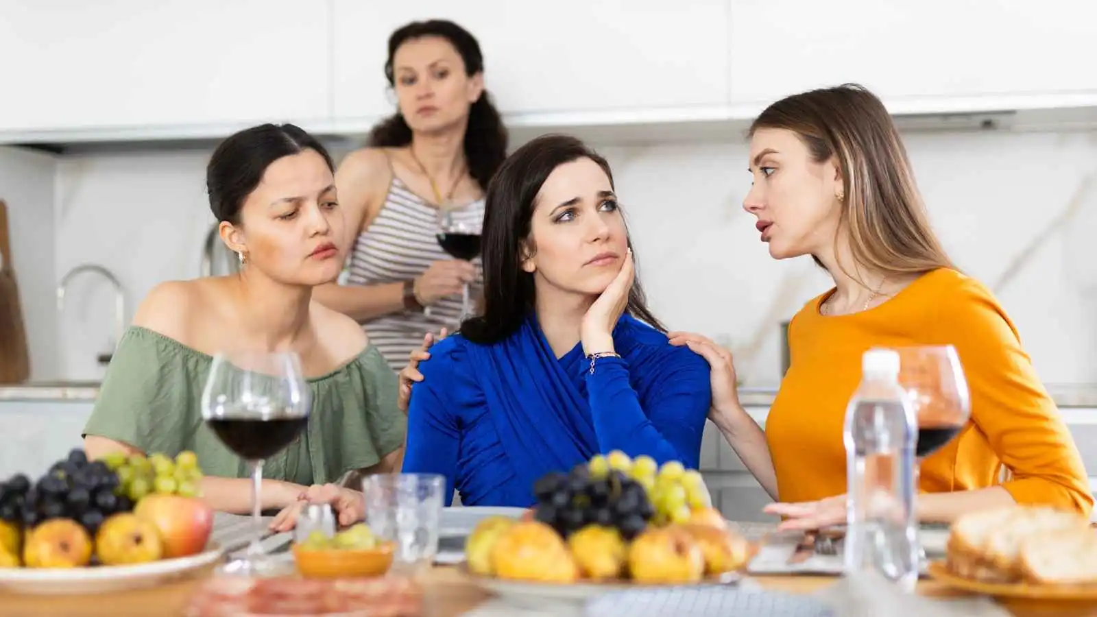 عندما تدخل الصديقات في العلاقة.. متى يكون رأيهن مفيداً ومتى يصبح عبئاً؟