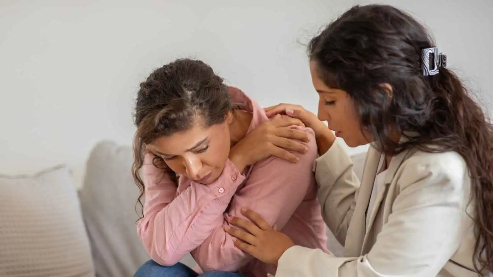 لماذا نتذكر المواقف المحرجة أكثر من كلمات المديح؟