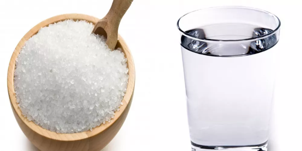 المضمضة بالماء والملح.. فوائد بسيطة لصحة الفم ومتى لا تكون كافية؟