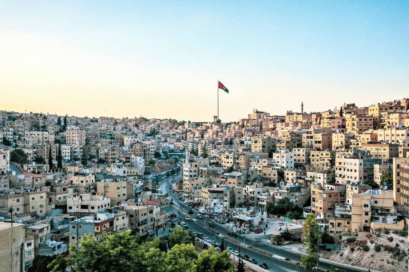 طقس معتدل وانخفاض ملموس وزخات مطرية غداً