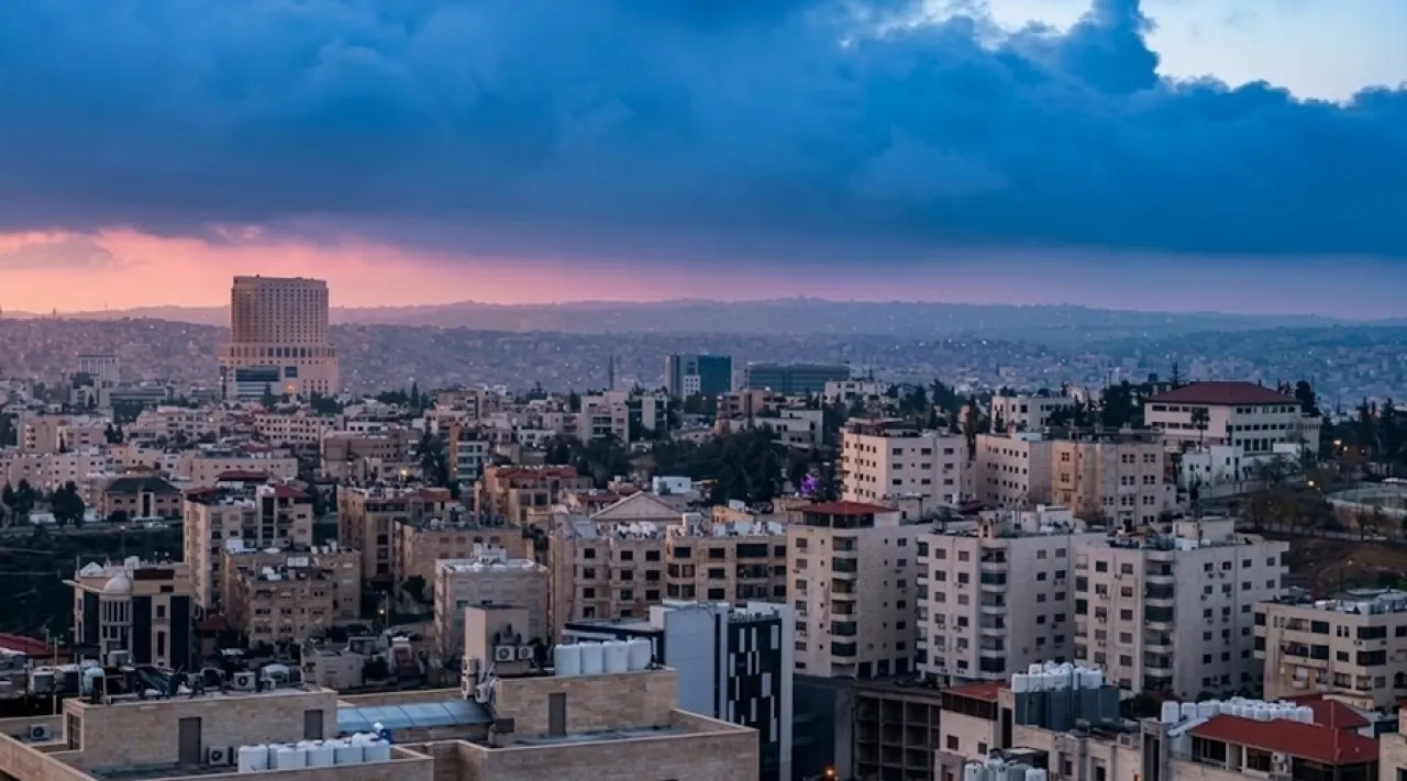 طقس لطيف اليوم وزخات مطرية محدودة غداً